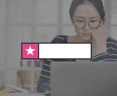 Dizüstü bilgisayarla çalışan kadın