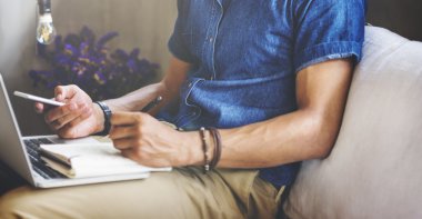 Dizüstü bilgisayarla çalışan adam