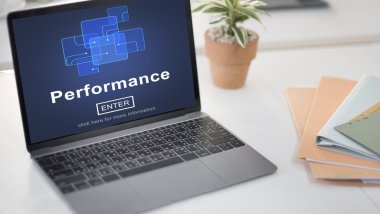 Ofis Masaları üzerinde açılan not defteri