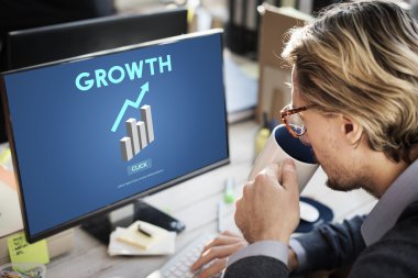 bilgisayarla çalışma iş adamı