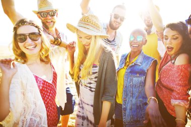 Sahilde birlikte vakit arkadaşlar