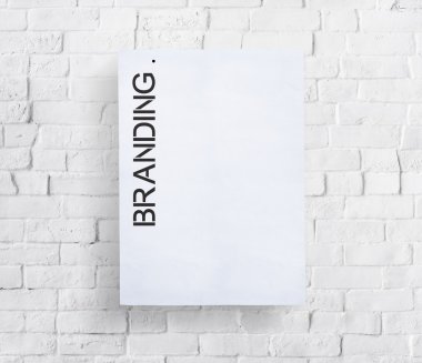 Tuğla duvar ve metin ile kurulu