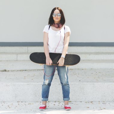 Kaykay ve kulaklık kadın ile