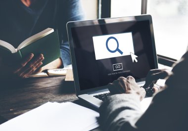 dizüstü bilgisayar kullanan adam 