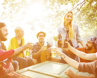 arkadaşları birlikte kutluyor