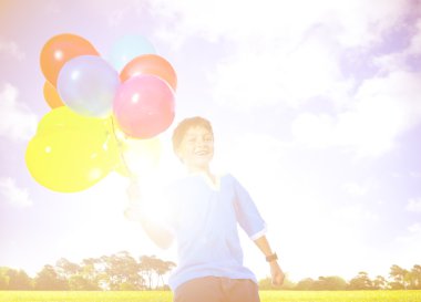 açık havada Balonlu doğum günü çocuğu