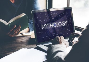 bilgisayarda çalışan adam