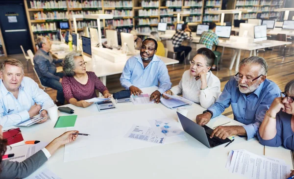 Mature students brainstorming together — Stock Photo, Image