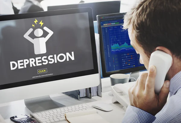 Hombre de negocios que trabaja en la computadora con depresión —  Fotos de Stock