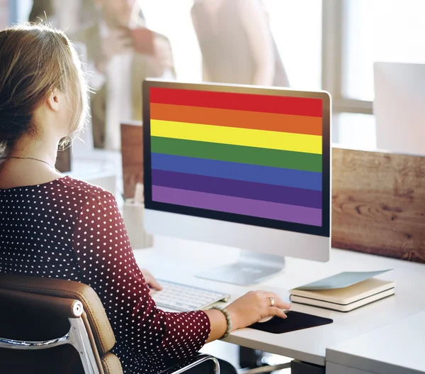 işkadını üstünde bilgisayar gökkuşağı ile çalışma