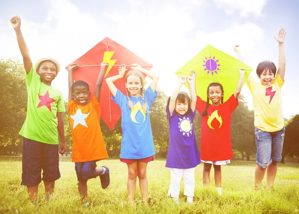 Enfants jouant avec Flying Kite — Photo