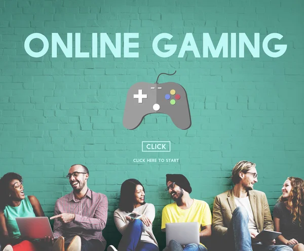 Vrienden van de diversiteit in de buurt van muur met Online Gaming — Stockfoto