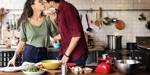 Retrato de casal feliz na cozinha — Fotografia de Stock