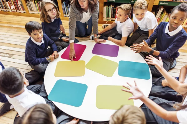 Alunni che hanno lezione a scuola — Foto Stock