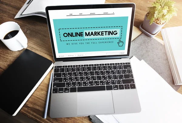 Laptop com marketing online na tela — Fotografia de Stock