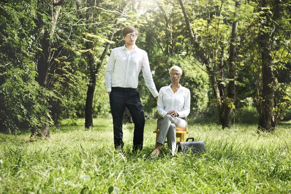 Business people posing in nature — Stock Photo, Image