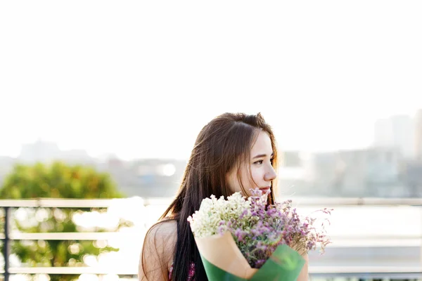 Buket çiçek kız — Stok fotoğraf