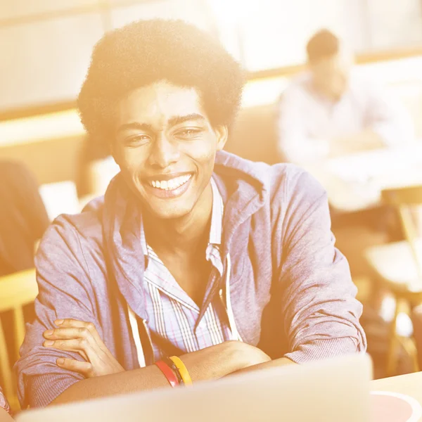 Afrikaanse student glimlachen — Stockfoto