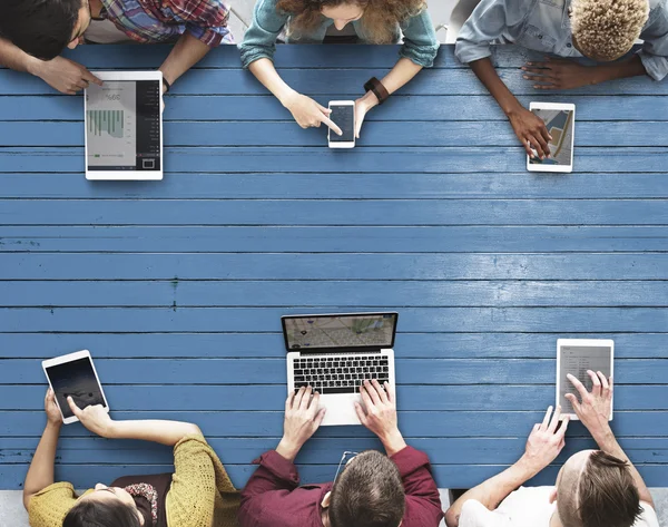 Diversiteit mensen en apparaten — Stockfoto