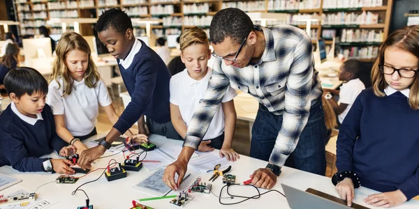 okulda ders sahip öğrenciler