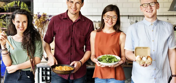 Freunde verbringen Zeit miteinander, essen zusammen — Stockfoto