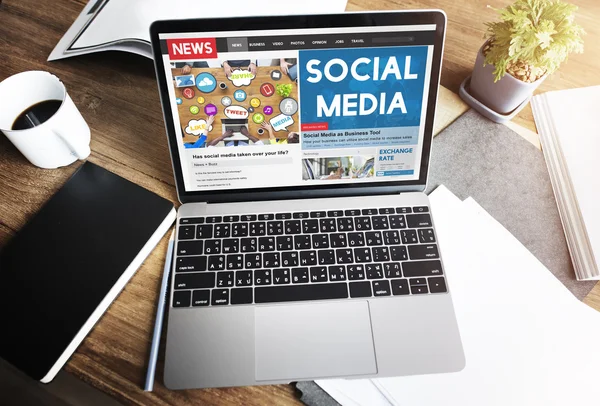 Laptop met sociale media op het scherm — Stockfoto