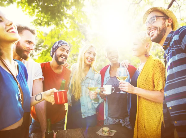 Amigos comemorando juntos — Fotografia de Stock