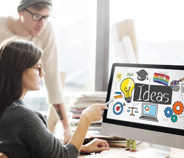 Mujer mostrando en monitor con ideas — Foto de Stock