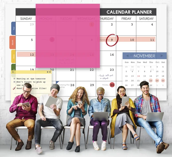 Люди и календарь — стоковое фото