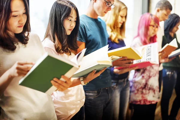 Estudantes lendo livros — Fotografia de Stock