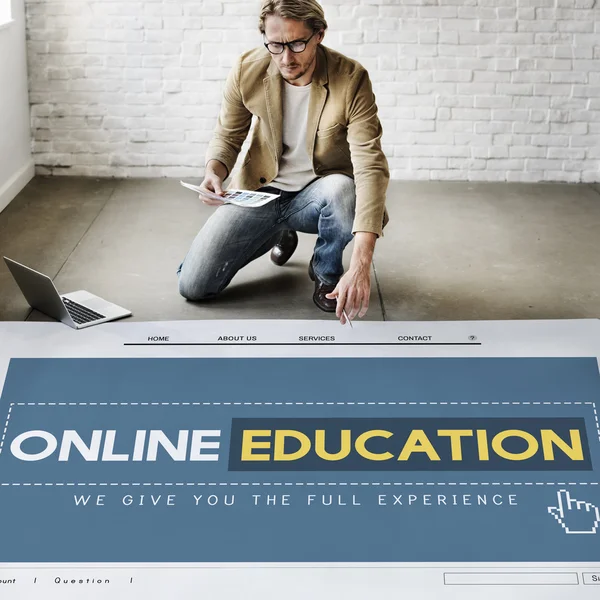 Uomo d'affari che lavora con l'educazione online — Foto Stock