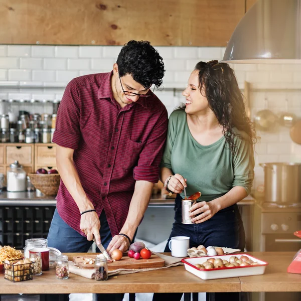 Retrato de casal feliz na cozinha — Fotografia de Stock