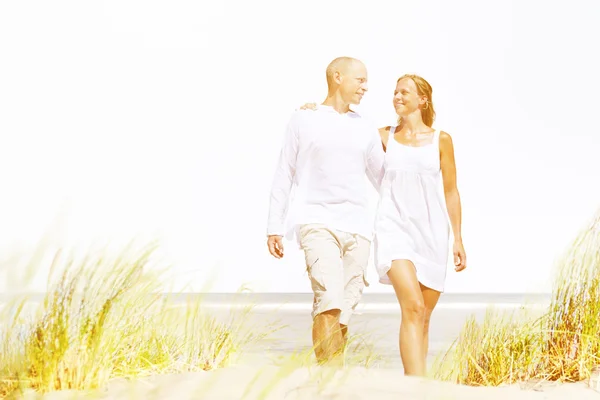 Couple passant la lune de miel sur l'île — Photo