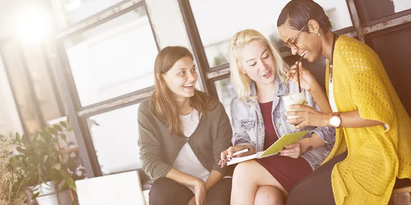 Girls vänner pratar och ler — Stockfoto