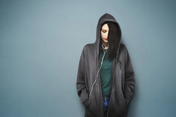 Mujer escuchando música — Foto de Stock