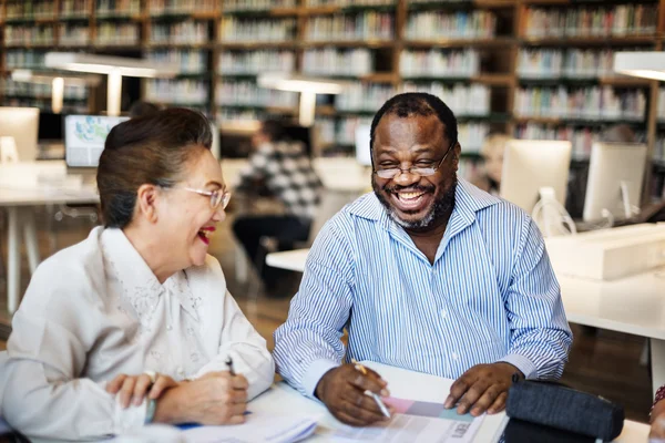 Diversity middle aged people studying — Stockfoto