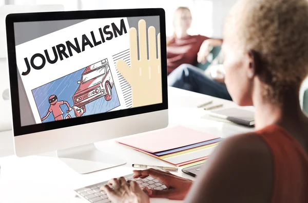 Empresária trabalhando no computador com Jornalismo — Fotografia de Stock
