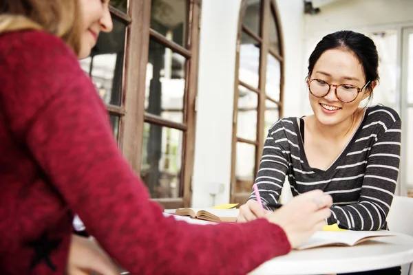 Mulheres estudando juntas — Fotografia de Stock