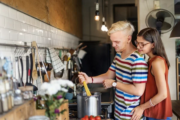 Retrato de casal feliz na cozinha — Fotografia de Stock