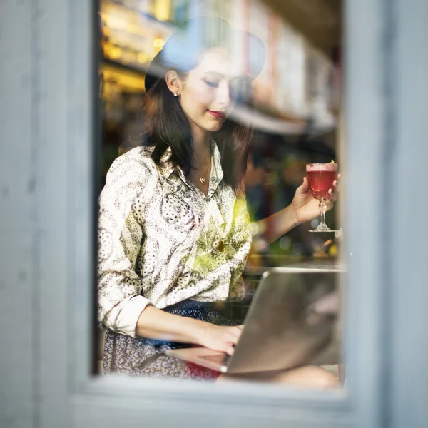 Fata se răcește în restaurant — Fotografie, imagine de stoc