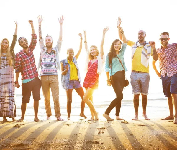 Freunde verbringen Zeit zusammen am Strand — Stockfoto