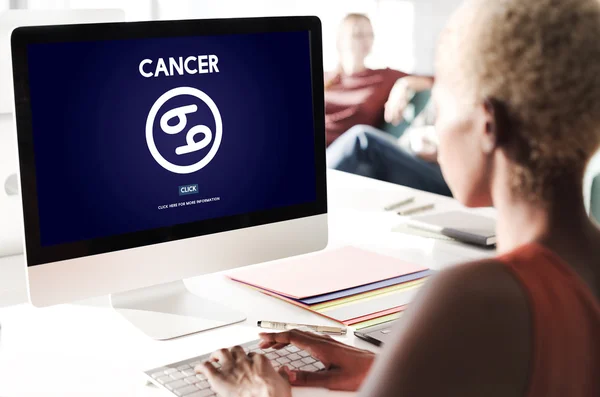 Businesswoman working on computer with cancer — Stock Photo, Image