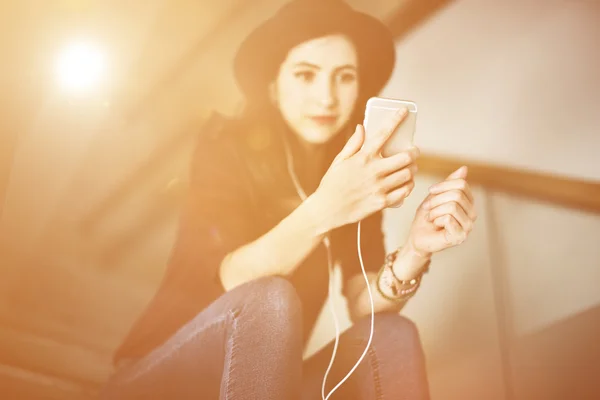 Jonge vrouw met mobiele telefoon — Stockfoto