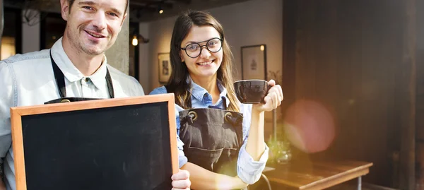 Barista προσωπικό εργάζεται, άνθρωπος που κρατά μαυροπίνακα — Φωτογραφία Αρχείου