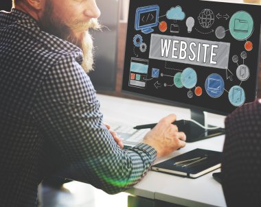 İşadamı bilgisayarda Web sitesi ile çalışma