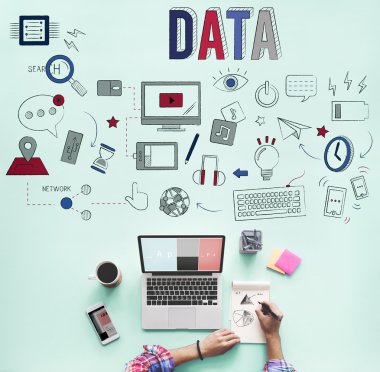 Veri içeren tablo üstünde laptop