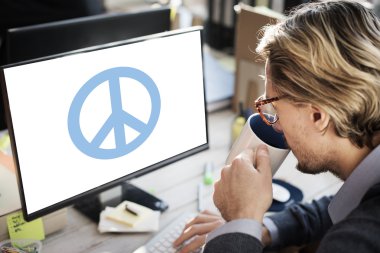 Barış ile bilgisayarda çalışan iş adamı 