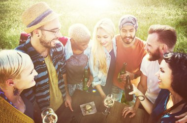 arkadaşlar birlikte kutluyor