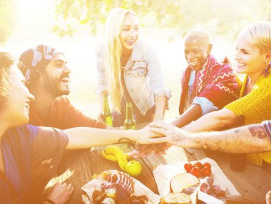 Arkadaşlar birlikte vakit geçiriyorlar.