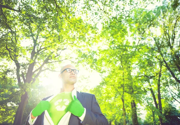 Man wearing Recycle Ecology t shirt — Stock fotografie